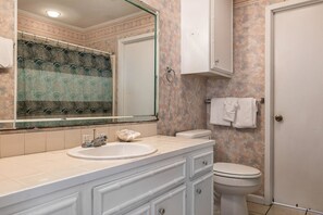 House, 5 Bedrooms | Bathroom | Towels