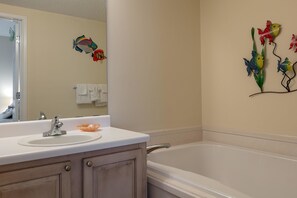 Apartamento, 2 habitaciones | Baño | Toallas