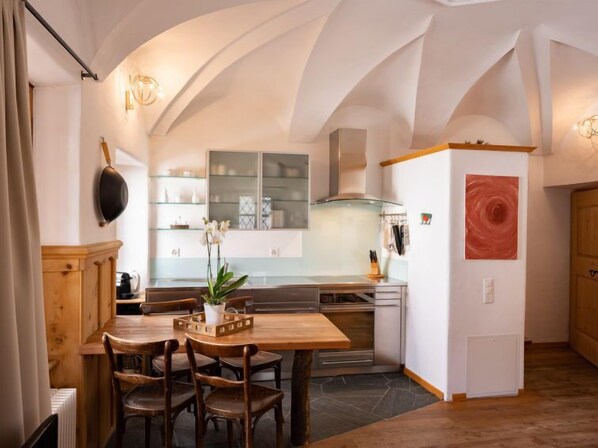 Refrigerador, horno, lavavajillas y utensilios de cocina 