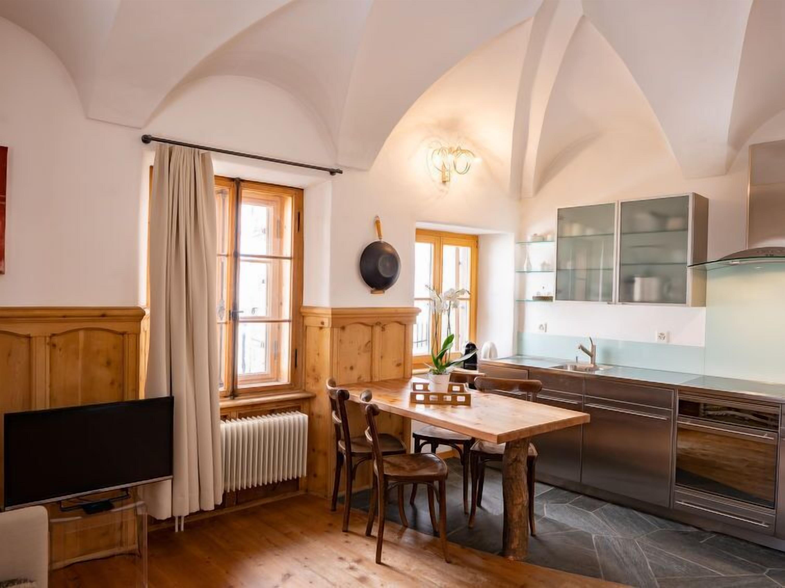 Kühlschrank, Ofen, Geschirrspüler, Kochgeschirr/Geschirr/Besteck