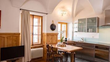 Kühlschrank, Ofen, Geschirrspüler, Kochgeschirr/Geschirr/Besteck