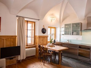 Kühlschrank, Ofen, Geschirrspüler, Kochgeschirr/Geschirr/Besteck