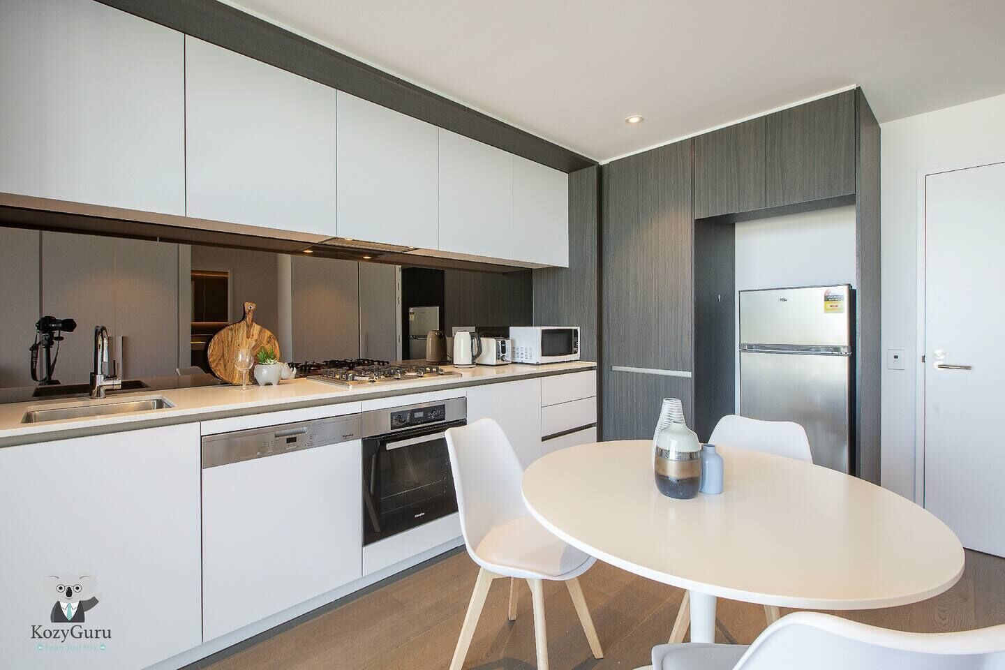 KOZYGURU | Docklands | Luxury Water View Apt | 1 BED | VDO915 — image 7