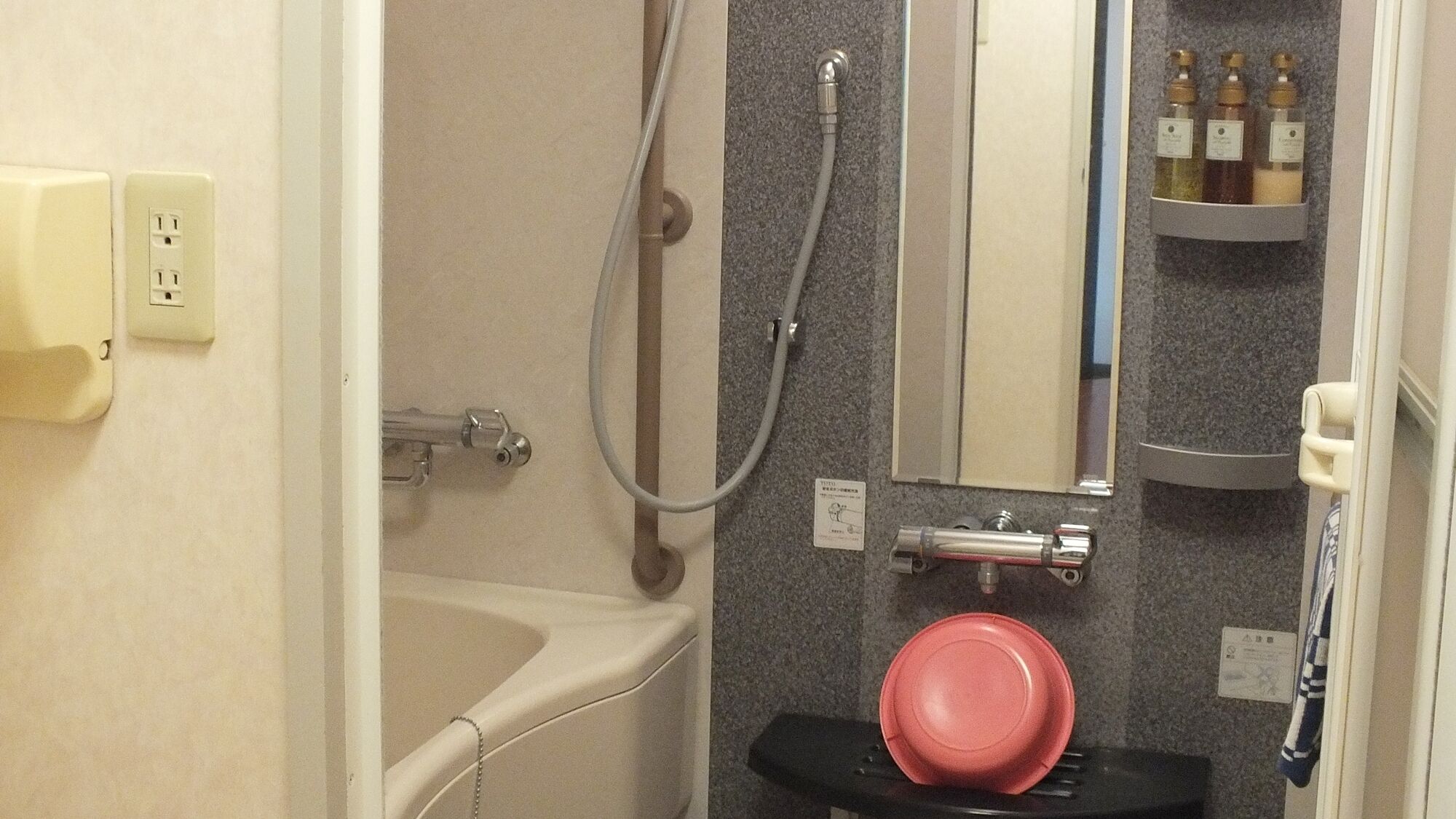 Un baño con bañera, ducha, lavabo y espejo.