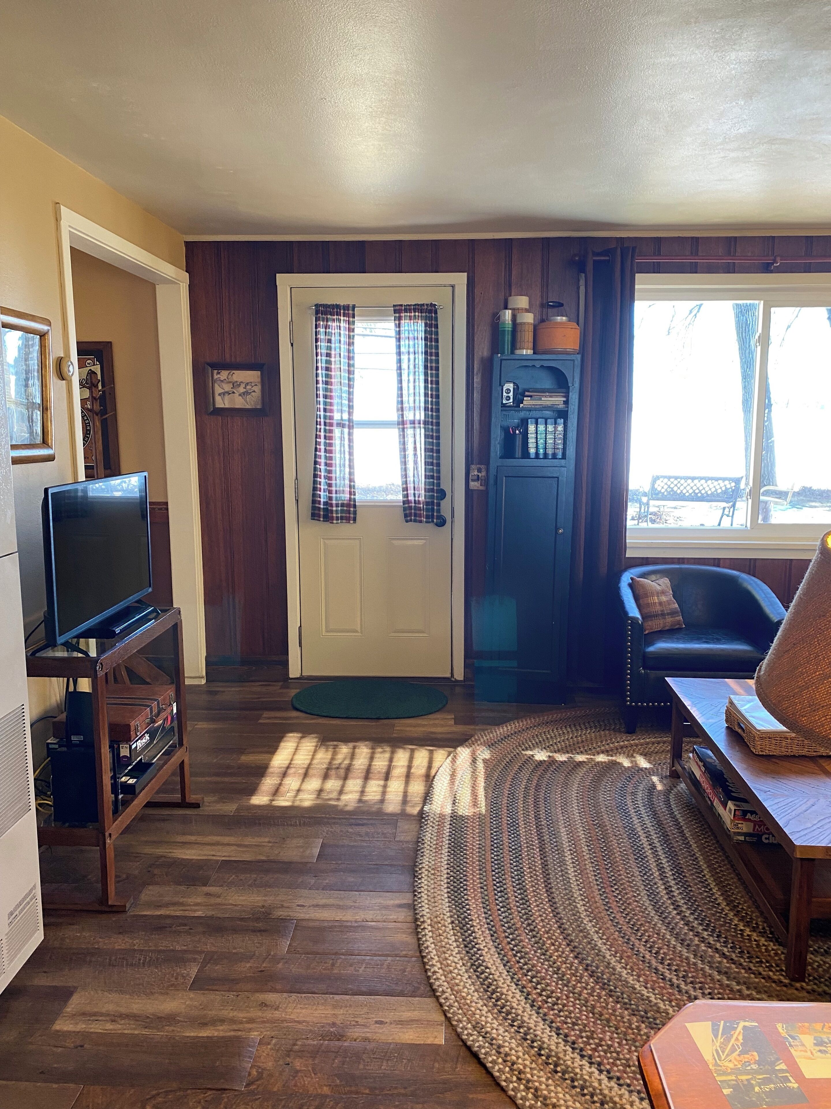 Télévision, lecteur de DVD, baby-foot, table de tennis de table