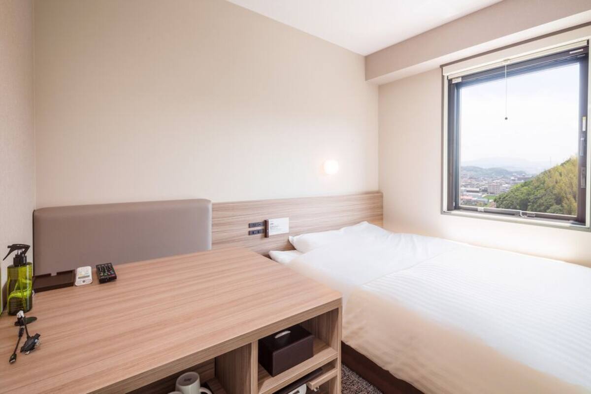 Een bureau, geluiddichte muren, een strijkplank/strijkijzer, gratis wifi
