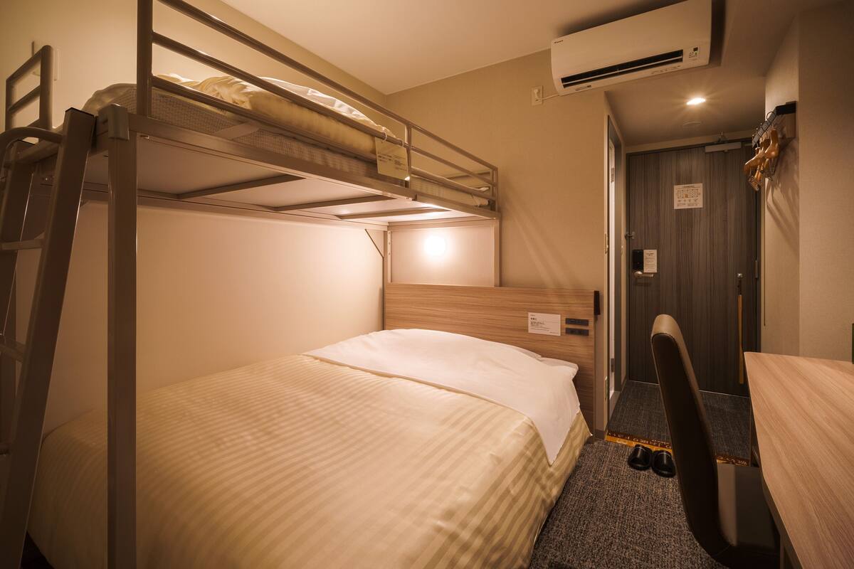 1 Schlafzimmer, Schreibtisch, schallisolierte Zimmer