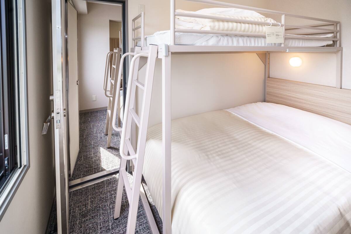 1 Schlafzimmer, Schreibtisch, schallisolierte Zimmer