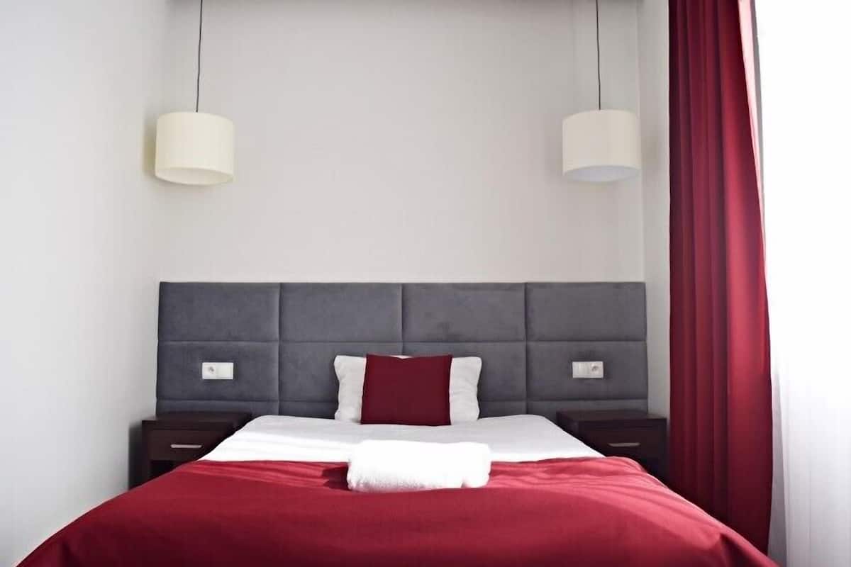 Habitación individual | Escritorio, tabla de planchar con plancha, wifi gratis y ropa de cama