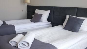 Zweibettzimmer | Schreibtisch, Bügeleisen/Bügelbrett, kostenloses WLAN, Bettwäsche