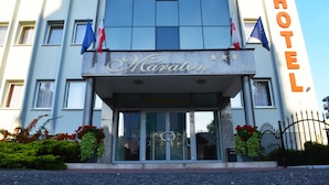 A hotel entrance with a sign reading "Maraton Hotel". - Hotel Maraton (Bydgoszcz)