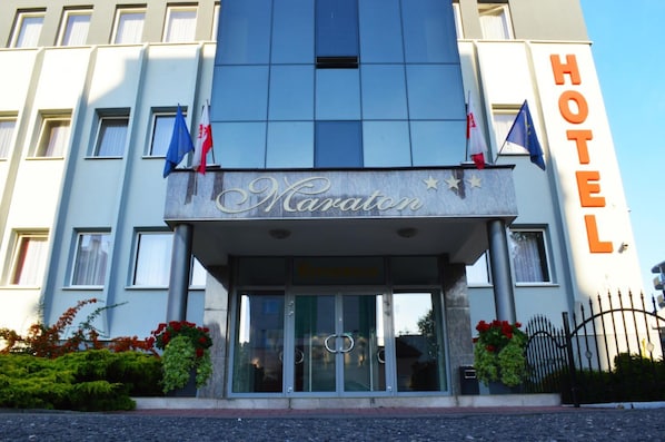 A hotel entrance with a sign reading "Maraton Hotel".