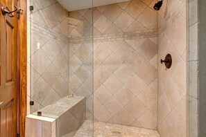 Dusche, Whirlpool, Haartrockner, Handtücher