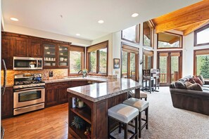 Fridge, microwave, oven, stovetop - Deer Valley Double Eagle 10, 4BR retreat surrounded by scenic trails & mountain biking (Park City)