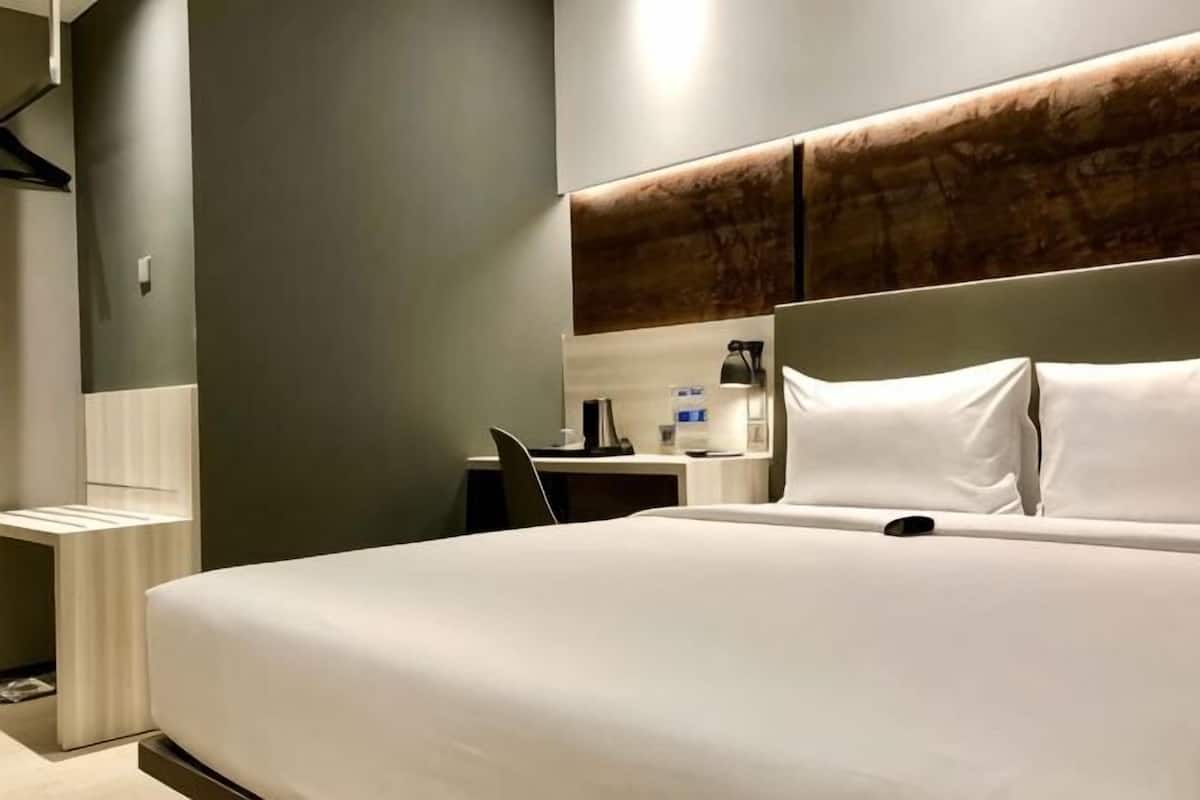 Escritorio, cortinas blackout, insonorización y wifi gratis