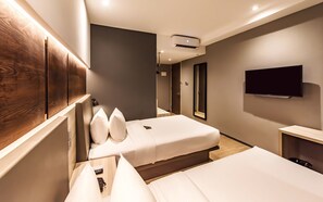 Habitación superior con 2 camas individuales | Escritorio, cortinas opacas, sistema de insonorización y wifi gratis