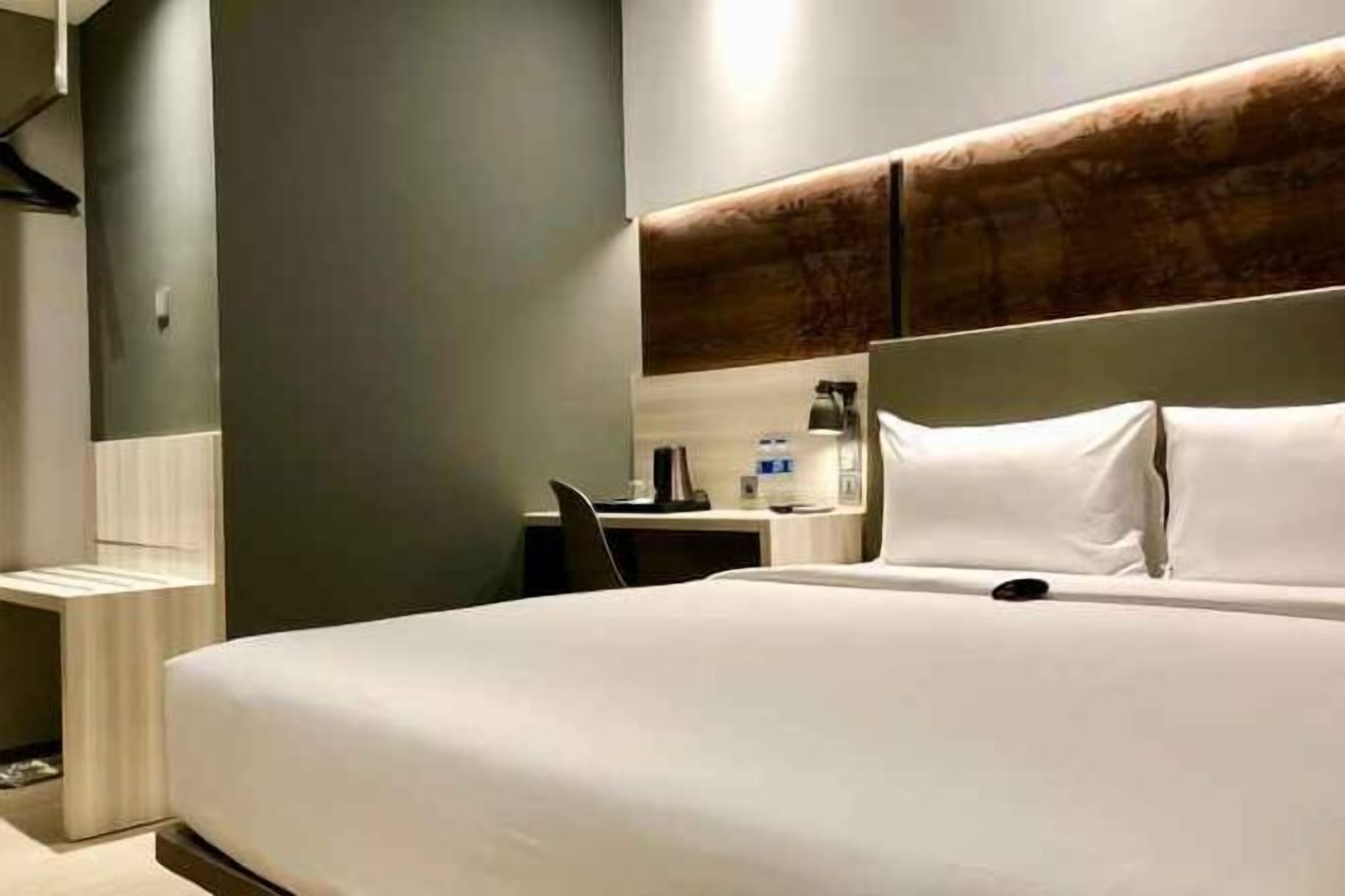 Escritorio, cortinas blackout, sistema de insonorización y wifi gratis 