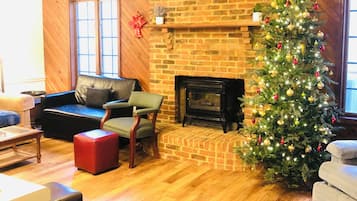 Smart-tv, pejs, dvd-afspiller, bordfodbold