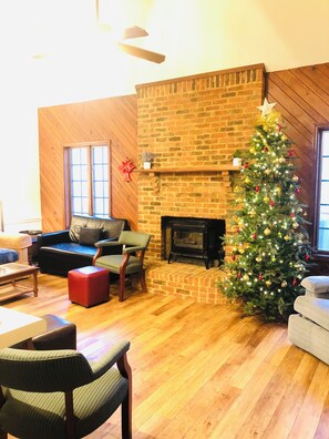 Smart-TV, peis, DVD-spiller og fotballspill