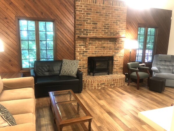 Smart TV, chimenea, reproductor de DVD y futbolito 