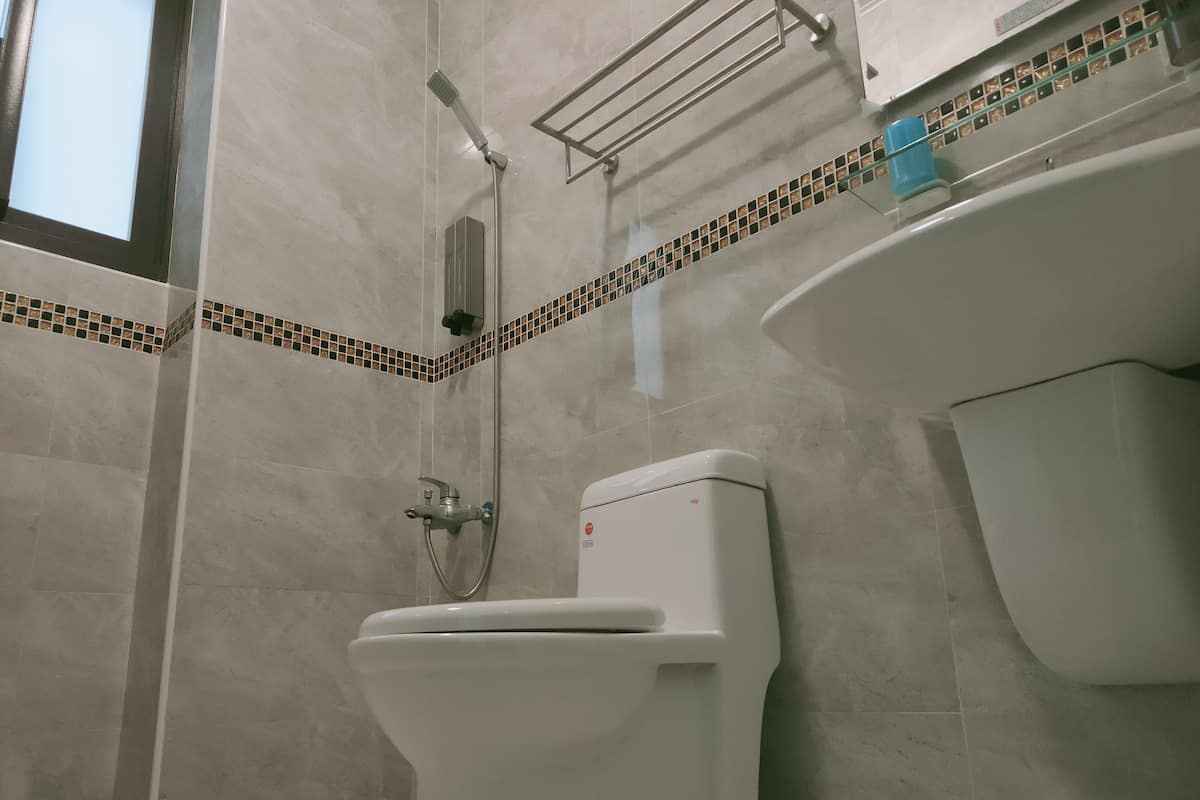 Un bagno con il water, doccia e vasca.