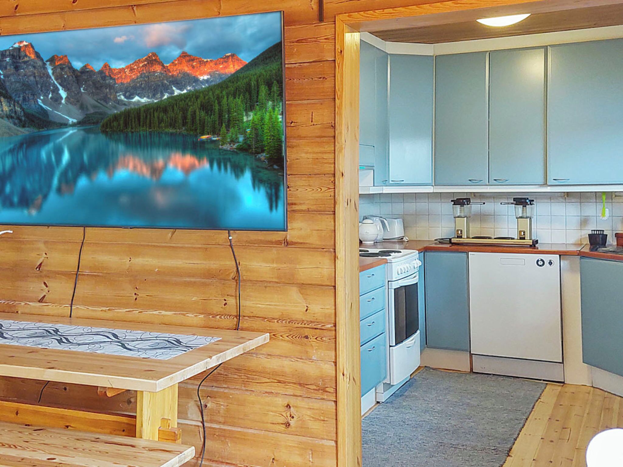 Kylskåp, mikrovågsugn, diskmaskin och grytor/köksredskap