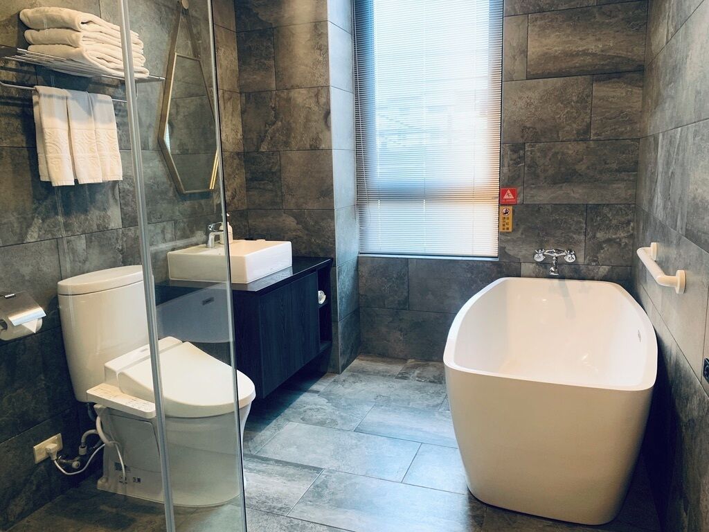 design triple room | bathroom | free toiletries, hair dryer, slippers, electronic bidet