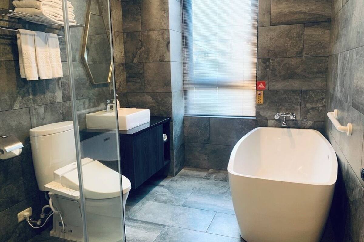 design triple room | bathroom | free toiletries, hair dryer, slippers, electronic bidet