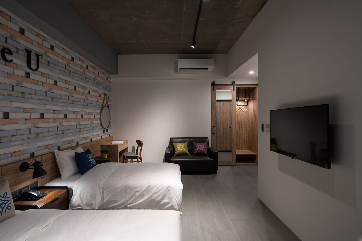 Design-Dreibettzimmer | Individuell dekoriert, Schreibtisch, laptopgeeigneter Arbeitsplatz