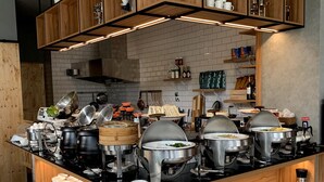 Un buffet composé de plusieurs présentoirs, offrant une grande variété de plats, et doté d’un comptoir en bois.