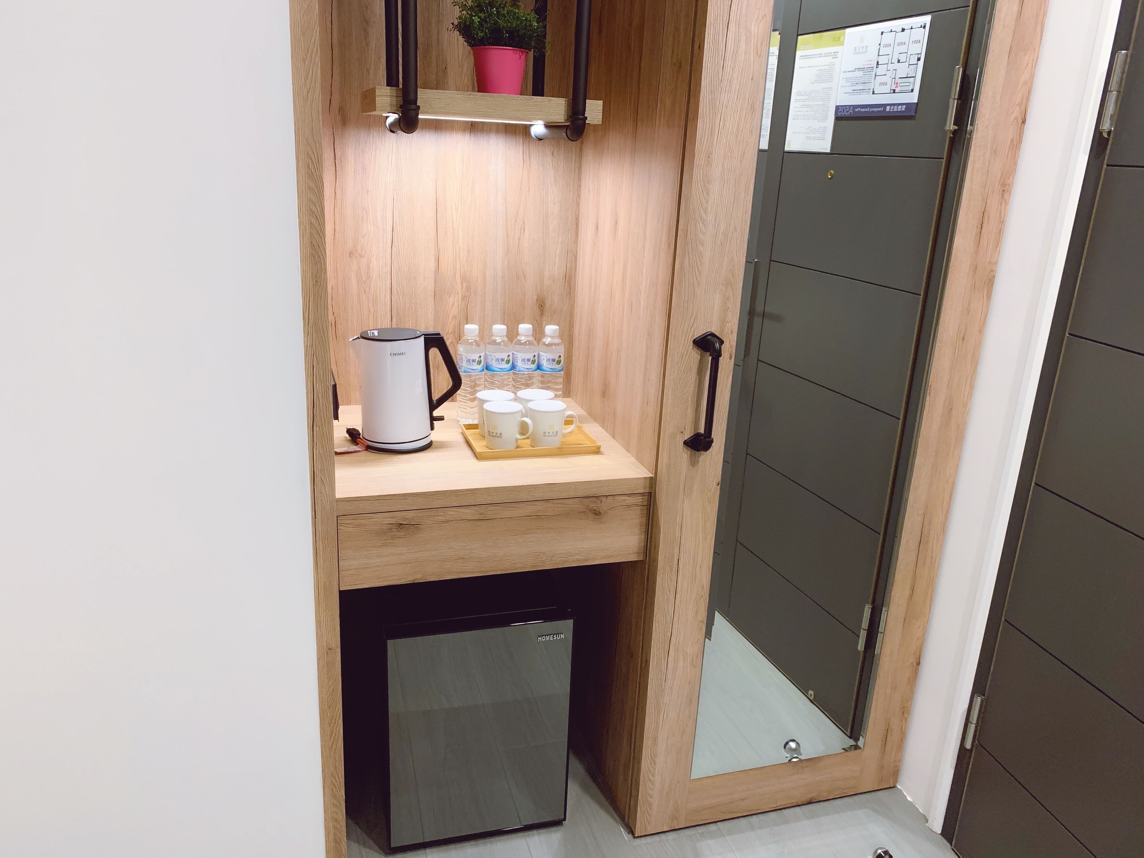 1 bedroom, individually decorated, desk, laptop workspace