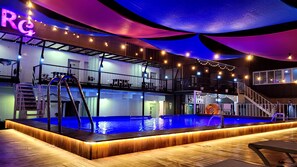 Piscina externa sazonal, funciona das 9h às 21h, guarda-sóis