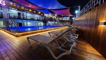 Una piscina al aire libre de temporada (de 09:00 a 21:00), sombrillas