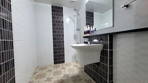 Quarto família, 2 quartos (Ondol (Two Rooms)) | Banheiro | Chuveiro, secador de cabelo, chinelos, bidê
