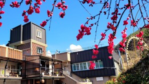 Ein mehrgeschossiges Gebäude mit Balkon und Außenbereich.