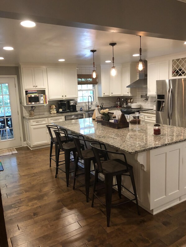 Fridge, microwave, oven, stovetop - Great location for UGA football and minutes from downtown. (Athens)