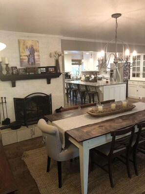 Dining - Great location for UGA football and minutes from downtown. (Athens)