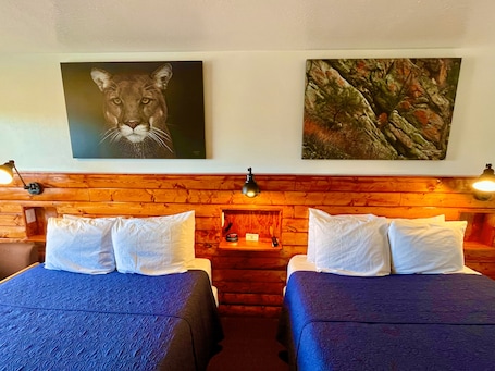 Room, 2 Queen Beds, Mountain View. Red Bear Inn