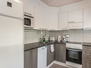 Kylskåp, mikrovågsugn, diskmaskin och barnstol