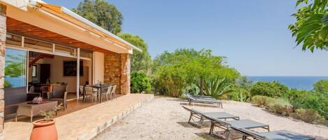 屋外ダイニングエリア