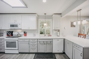 Kjøleskap, mikrobølgeovn, ovn og kokeplater