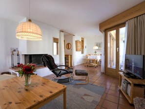 Televisión, chimenea y futbolito 