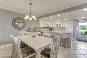 Condo, 2 Bedrooms | Dining