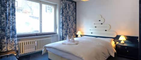 3 bedrooms, desk, internet