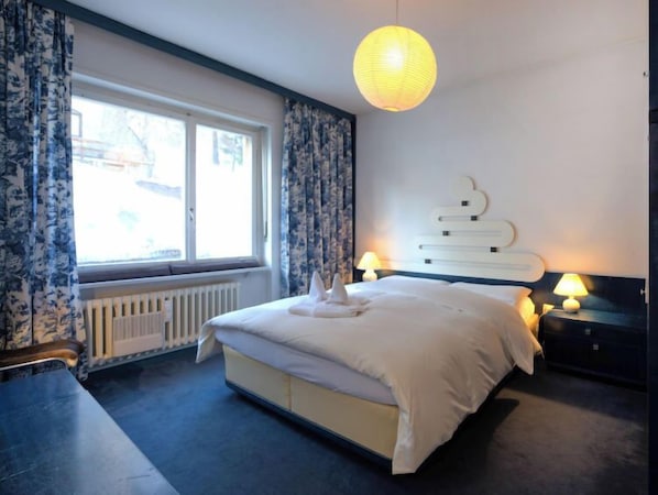 3 bedrooms, desk, Internet
