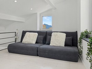 Interior - Beautiful Flat with Rooftop Terrace, 4 Beds, 4 Baths, AC, Free Wifi and Garage (Dolceacqua)