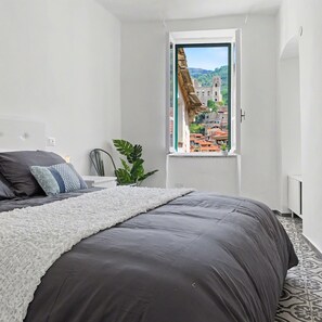 4 bedrooms, iron/ironing board, travel cot, free WiFi - Beautiful Flat with Rooftop Terrace, 4 Beds, 4 Baths, AC, Free Wifi and Garage (Dolceacqua)