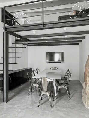 Dining - Beautiful Flat with Rooftop Terrace, 4 Beds, 4 Baths, AC, Free Wifi and Garage (Dolceacqua)