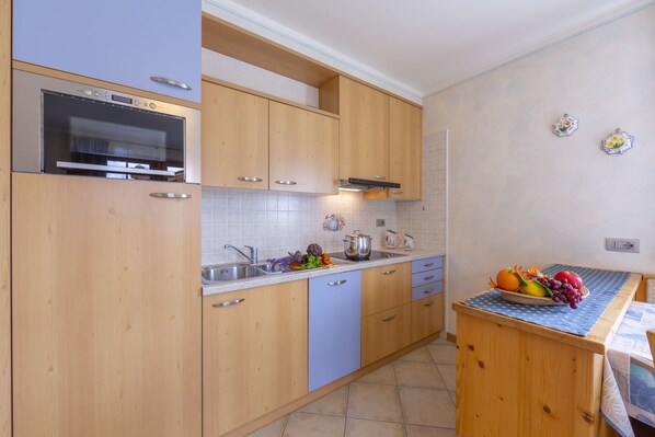 Réfrigérateur, micro-ondes, plaque de cuisson, lave-vaisselle