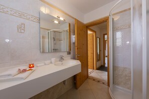 Doccia, asciugacapelli, bidet, asciugamani